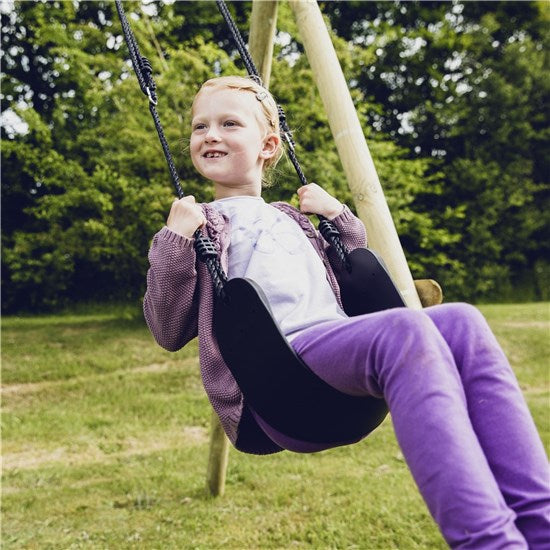 En pige der gynger på den sorte blød gynge fra Nordic Play 