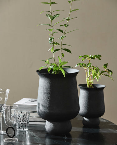 Nordal - ADONY plantekrukke, M – sort – Ø23 × H33,5 cm