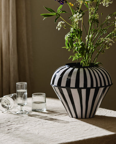 Nordal - SIPURA vase – sort/hvid – Ø30 × H25 cm
