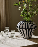 Nordal - SIPURA vase – sort/hvid – Ø30 × H25 cm