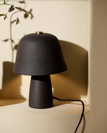 Nordal - UMBRA bordlampe – terrakotta, sort – Ø19 × H25 cm