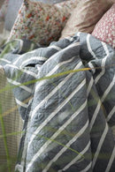 Ib Laursen - Quilt hvide, sorte og støvblå striber 130x180 cm