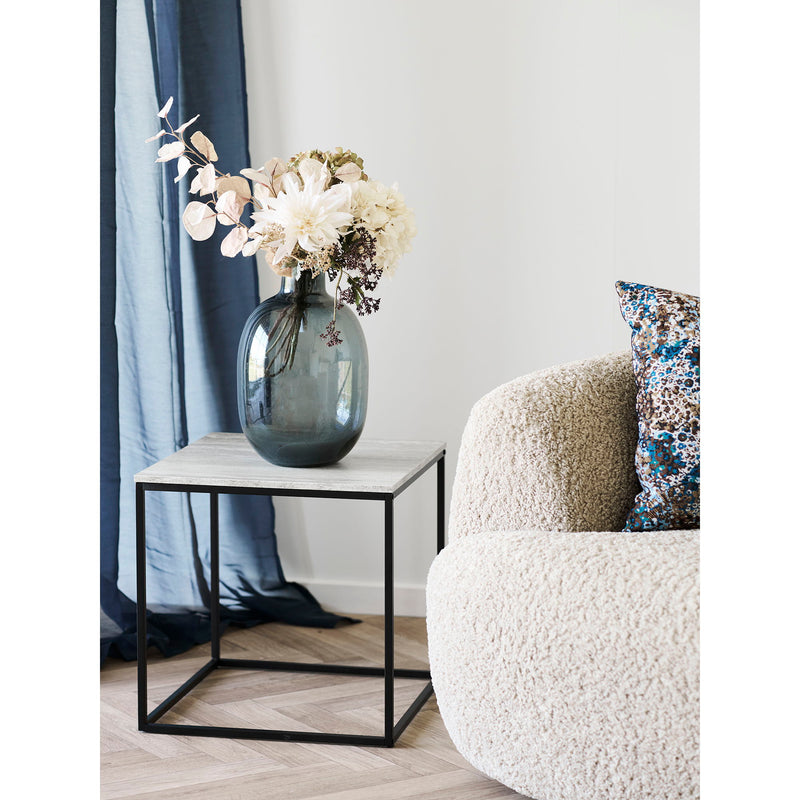 House Nordic Vita hjørnebord – Travertin look med sort stel – Ø45×H45 cm