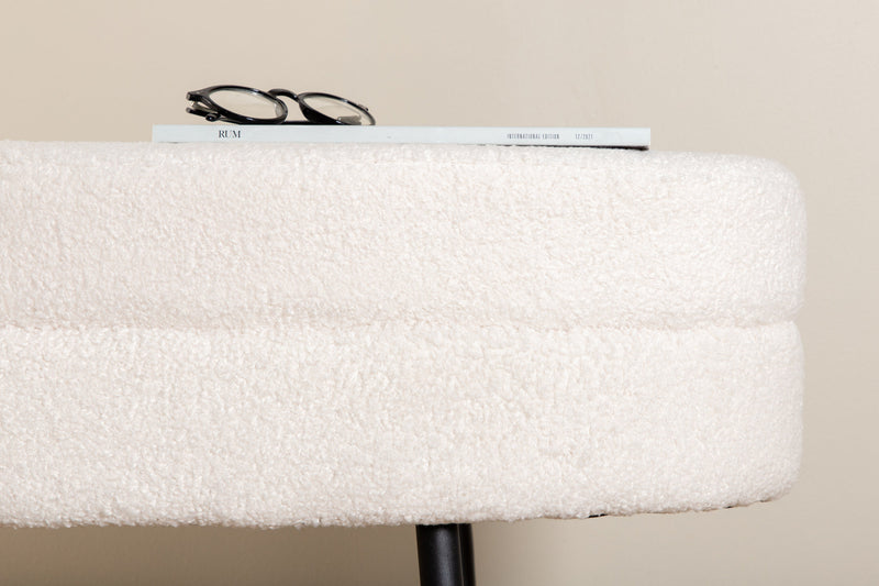 Venture Home - Otto puf – Benhvid teddy med sorte stålben – 100×40×41 cm