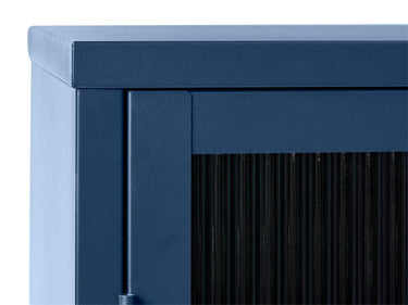 Bronco vitrineskab, blå metal, guldfarvet greb,140x11x40cm
