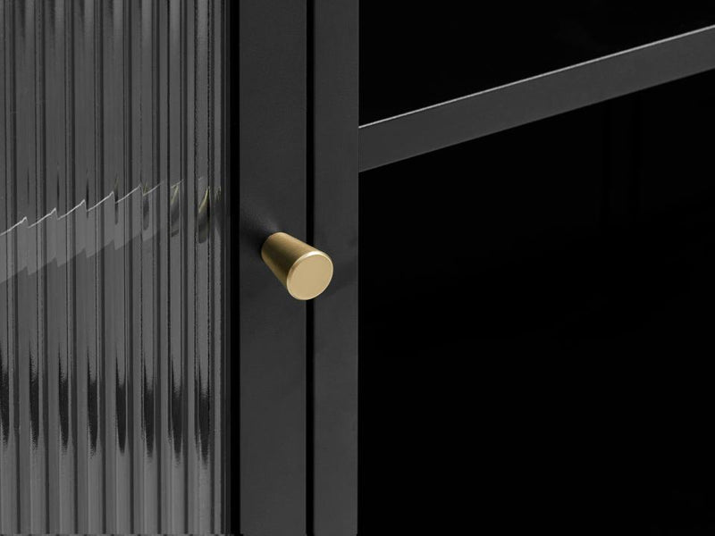 Bronco vitrineskab, sort metal, guldfarvet greb,140x111x40cm