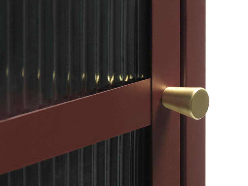 Bronco glasskab, wine red metal, guldfarvet greb,160x58x40cm