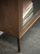 Barrali Vitrineskab 160x110x40 cm - Røget Eg med Glas - Nordisk Design