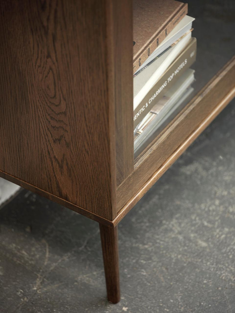 Barrali Vitrineskab 160x110x40 cm - Røget Eg med Glas - Nordisk Design