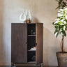 Arun Vitrineskab 130 cm - Espresso Brown Woca olie, B90×D45,5×H 130 cm - Bolig og Haven
