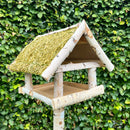 Hortus - Fuglefoderhus i birketræ med fod. Stråtag