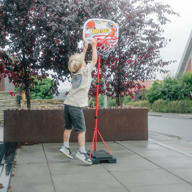 Basketballstander inkl. bold og pumpe, justerbar højde op til 2meter.