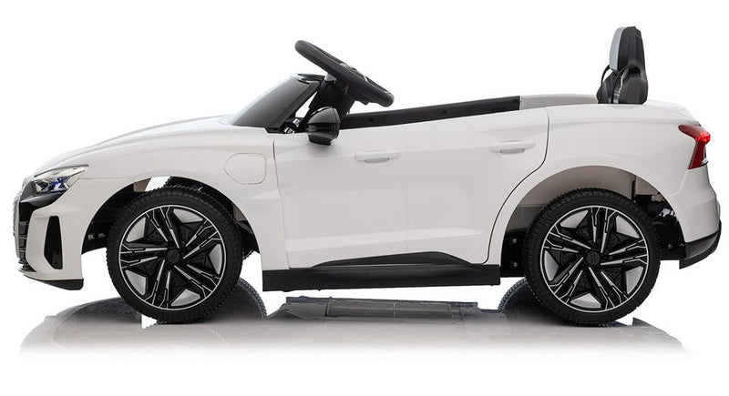 License - Audi RS e-tron GT,hvid, 4 hjulstræk, 4x12V/30W, 12V/7Ah, 2.4GHz RC.