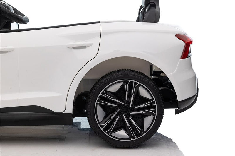 License - Audi RS e-tron GT,hvid, 4 hjulstræk, 4x12V/30W, 12V/7Ah, 2.4GHz RC.