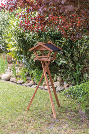 Trixie - Natura Fuglefoderhus med Stativ, 52x34,5x33,5 cm H:134 cm - Brun Glaseret Fyrretræ