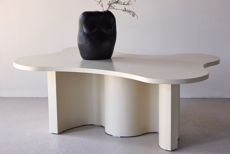 Venture Home - Flow – sofabord med organisk form – beige MDF med PU-lak – 120×80×45cm