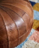 Nordal - RUGBY rund læderpuf – brun – Ø71 × H39 cm