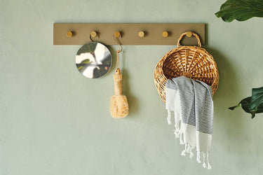 MOUD Home - COLOR Knagerække i træ varm grå - 70 cm