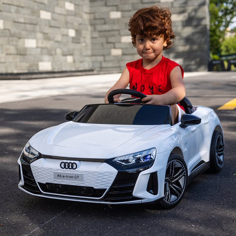 License - Audi RS e-tron GT,hvid, 4 hjulstræk, 4x12V/30W, 12V/7Ah, 2.4GHz RC.