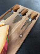 Tapasbræt m. 3 knive , akacietræ