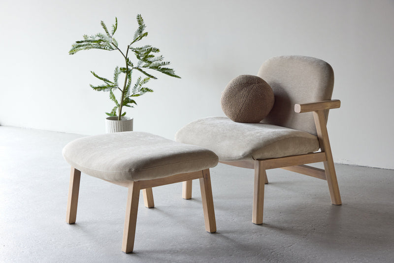 Venture Home - Rile – lænestol med fodskammel – whitewash ben / beige polstring