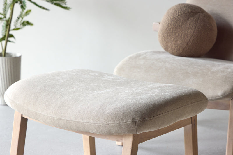 Venture Home - Rile – lænestol med fodskammel – whitewash ben / beige polstring