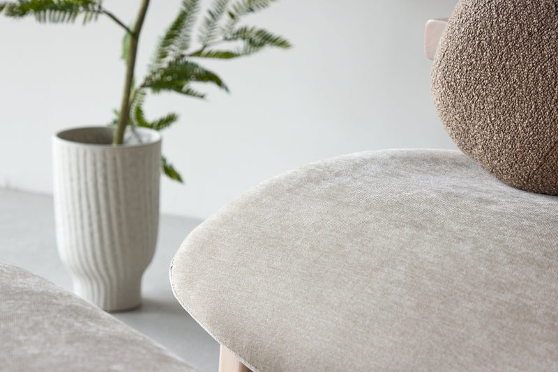 Venture Home - Rile – lænestol med fodskammel – whitewash ben / beige polstring