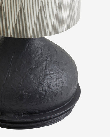 Nordal - ARITO bordlampe – sort – Ø21,5 × H45 cm