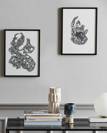 Nordal - HAND illustration med ramme – sort – B30 × H40 cm