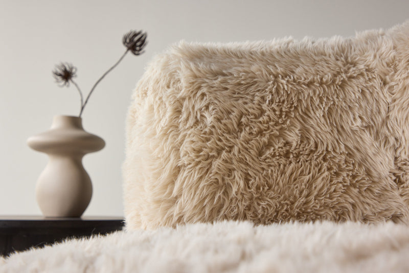 Venture Home - Gert – lænestol i offwhite blød kunstpels med metalstel – 87×82×72cm