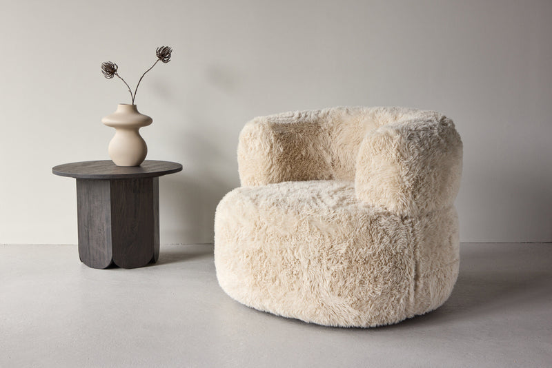 Venture Home - Gert – lænestol i offwhite blød kunstpels med metalstel – 87×82×72cm
