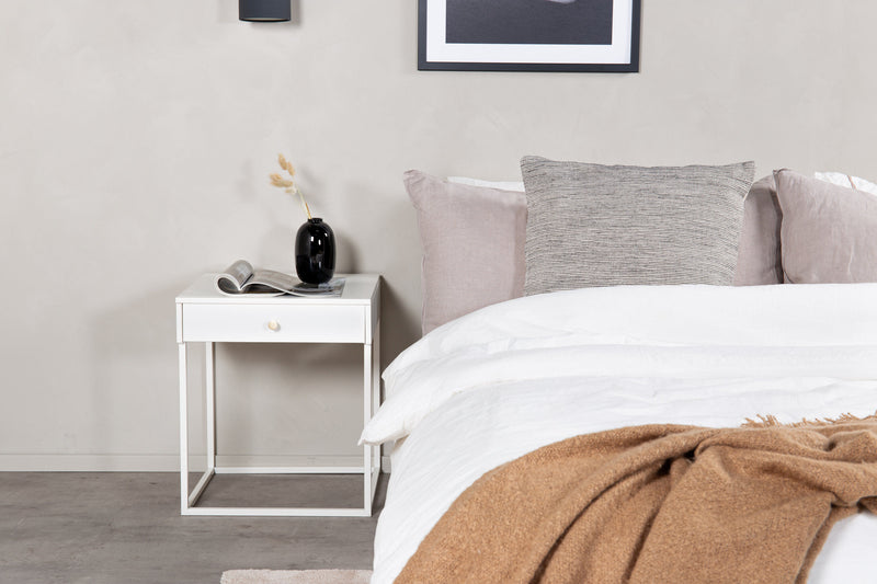 Venture Home - Bakal – sengebord, hvidt stål med skuffe – 43×43×50 cm