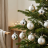 Miljøbillede med sølvjulekugler på et juletræ