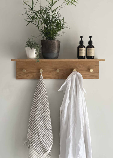 MOUD Home - FJORD knagerække med hylde i egetræ natur - 70 cm