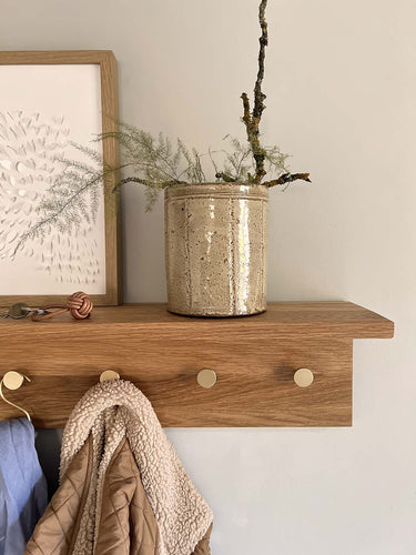 MOUD Home - FJORD knagerække med hylde i egetræ natur - 90 cm