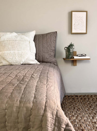 MOUD Home - SENSES quiltet sengetæppe, brun - 260×260 cm