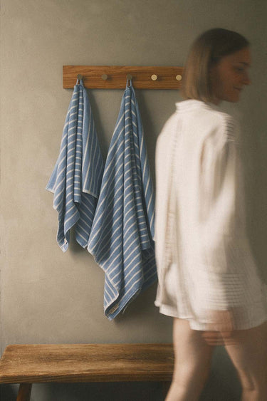 MOUD Home - LINO Stribet Håndklæde - havblå - 70×140 cm