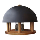 Et pantheon fuglefoderhus/foderbræt lavet i sort metal og egetræ sammen med en foderautomat i plastik fra Garden Life