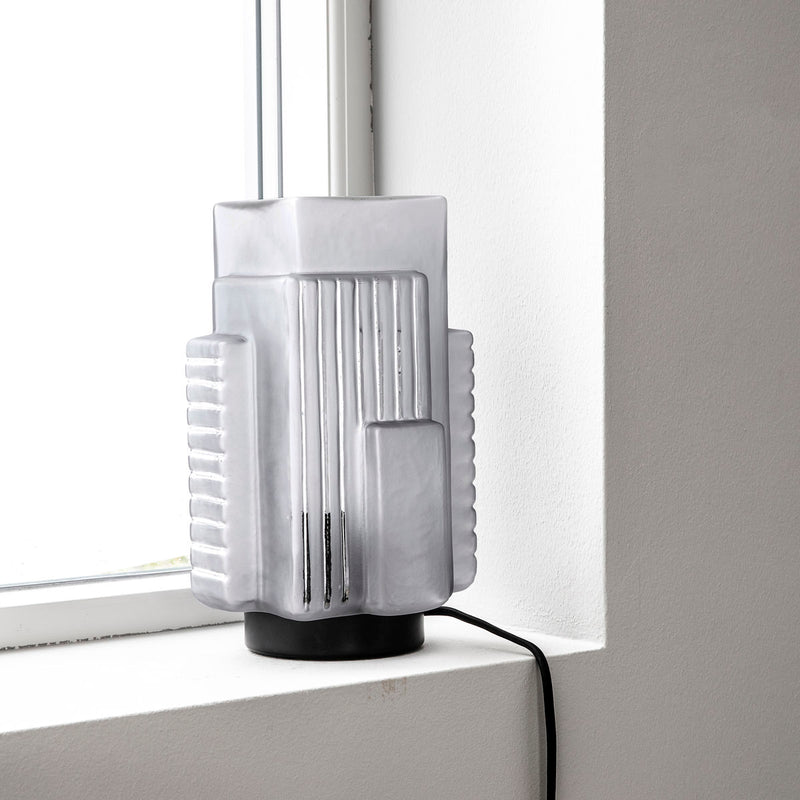 Blocks bordlampe med ledning fra House Doctor i en vindueskarm 