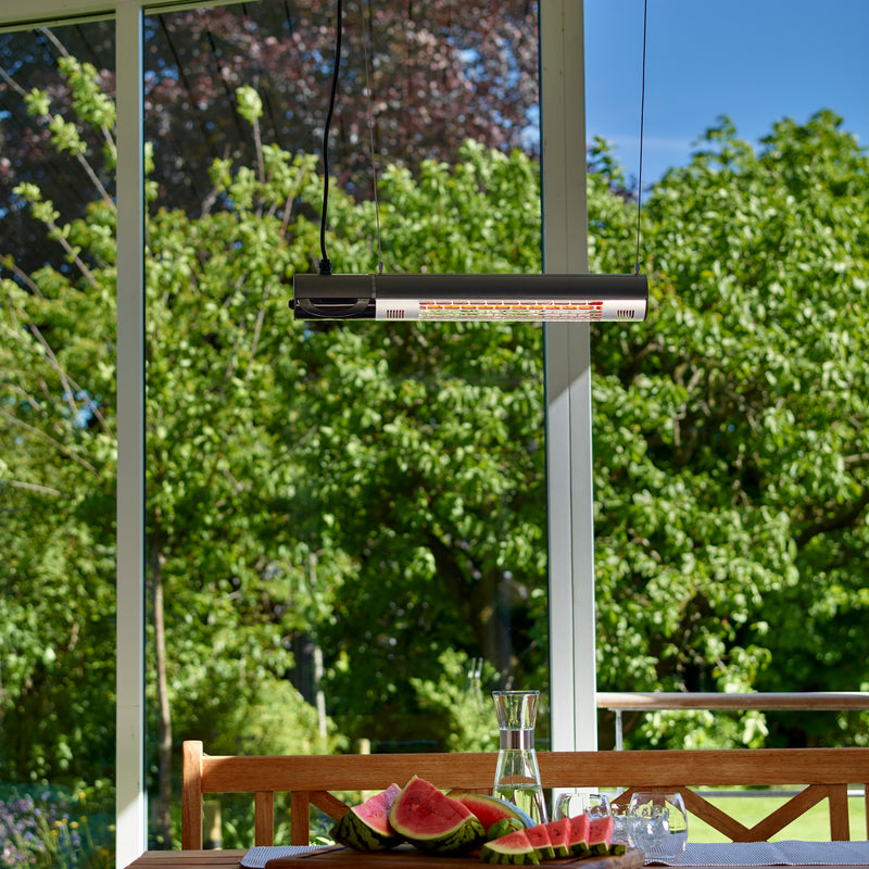 Den praktiske Hortus Terrassevarmer som hænger over et bord 