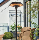 Den sorte UFO terrassevarmer, gulvmodel fra Hortus ude på en terrasse 