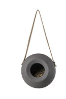 Det elegante grå keramik fuglefoderhus hængt op i en sort gummirem fra Garden Life 
