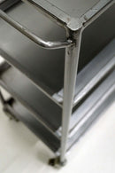 Trademark Living Axel rullebord med et klinisk udtryk