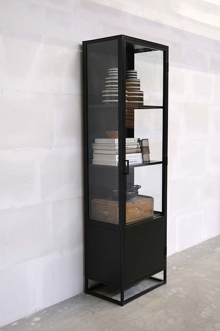 Trademark Living - Connery vitrineskab med en låge - Sort, H200 cm