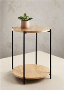 Sort/træ sidebord med underhylde. Blomst er stillet på bordpladen. Ø40 cm