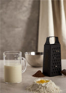 Sort rivejern fra Day med mel og mælk 