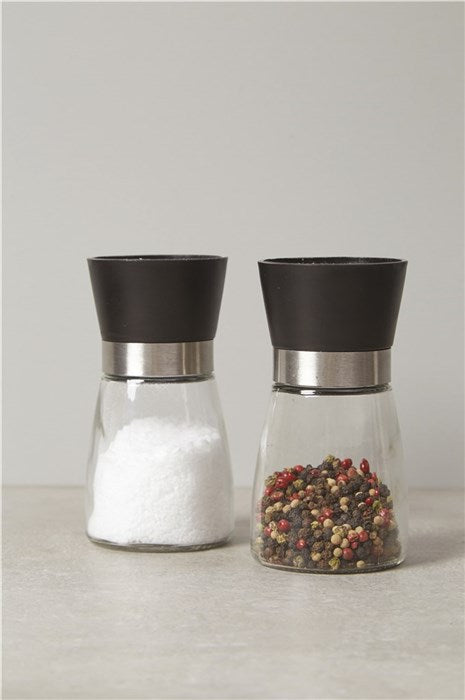 2 af de moderne krydderikværne i glas fra Day med salt of peber i 