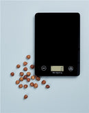 sort, køkkenvægt fra Day der kan veje ting op til 5kg, sammen med hasselnøder