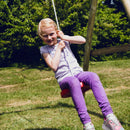 En pige der har det sjovt på den røde tallerkengynge fra Nordic Play