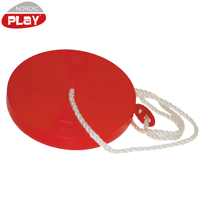 Den røde plastik tallerkengynge fra Nordic Play med et hvidt reb
